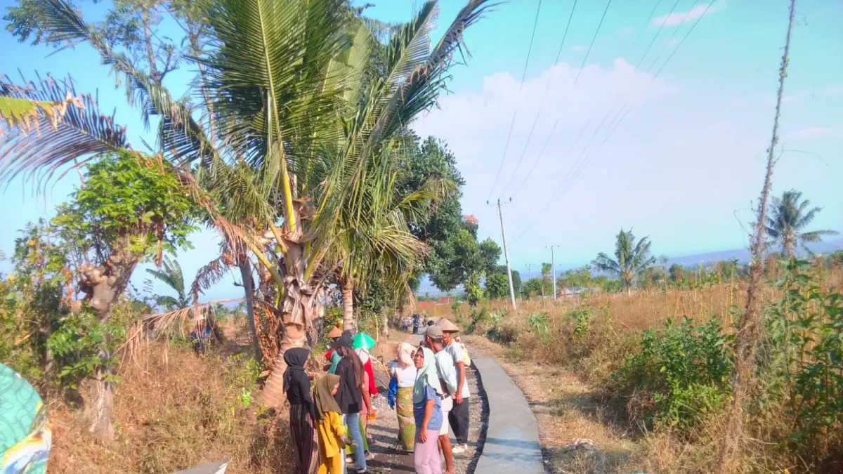 GOTONG ROYONG: Puluhan warga Dusun Batu Tinja, Desa Selaparang melakukan perbaikan jalan secara Swadaya menggunakan cor-coran.