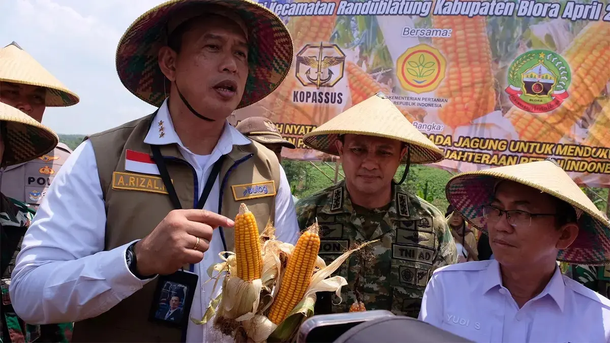 Direktur Utama Perum BULOG Letnan Jenderal TNI (Purn.) Dr. Ahmad Rizal Ramdhani, S.Sos., S.H., M.Han. saat meninjau pelaksanaan program Stabilisasi Pasokan dan Harga Pangan (SPHP) Jagung dalam menjaga ketersediaan dan keterjangkauan jagung pakan bagi peternak. (Istimewa)
