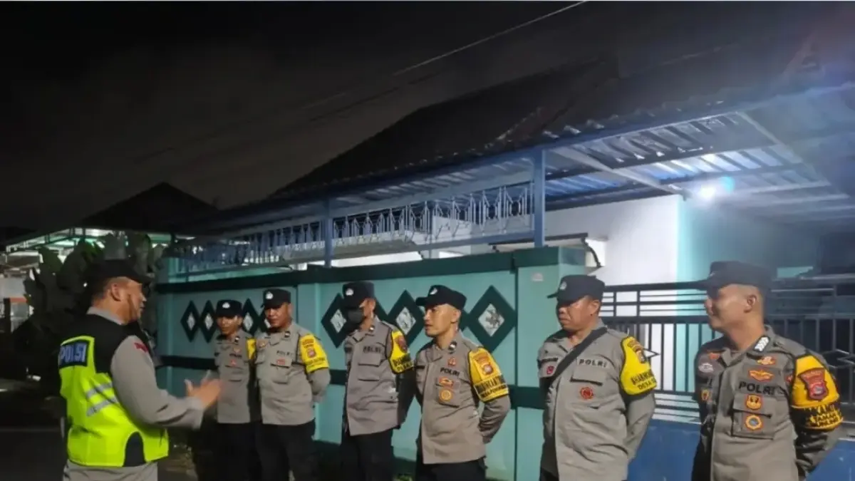 MENGAMANKAN:Tim Polsek Gunungsari dan Danramil Gunungsari melakukan pengamanan di Perbatasan Desa Sesela dan Jatisela, Sabtu (12/9). (Facebook Polsek Gunungsari)