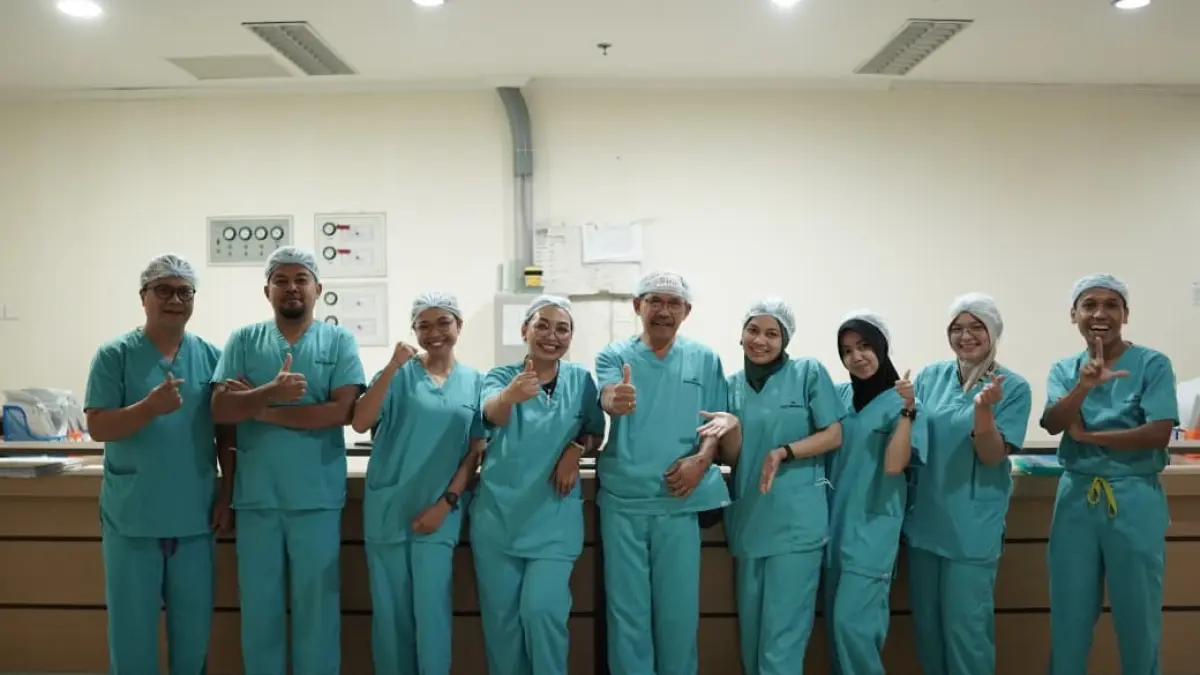 OPERASI OTAK: Prof. Dr. Mahar Mardjono dan Dr. I.G.N.G. Ngoerah Bali bersama tim dokter RSUD Provinsi NTB saat melakukan persiapan operasi STA-MCA Bypass Otak pada 11–12 September di RSUD Provinsi NTB.