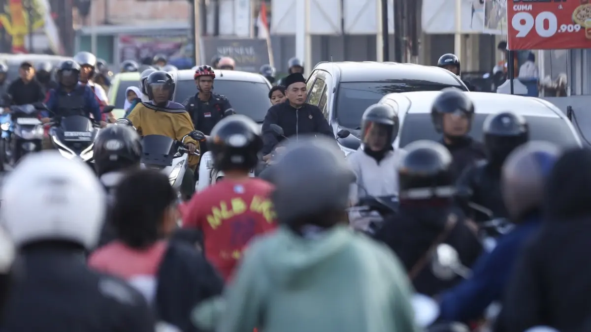 Padatnya arus lalu lintas kota mataram