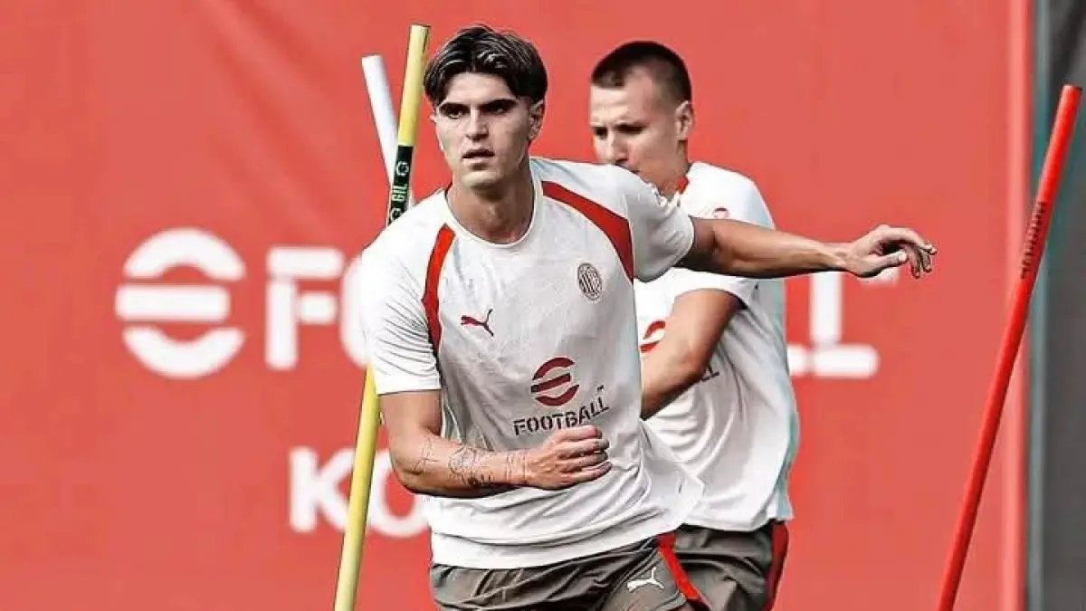 PEMANASAN: Davide Bartesaghi, dalam salah satu sesi latihan AC Milan jelang menghadapi Benfica. (Istimewa)