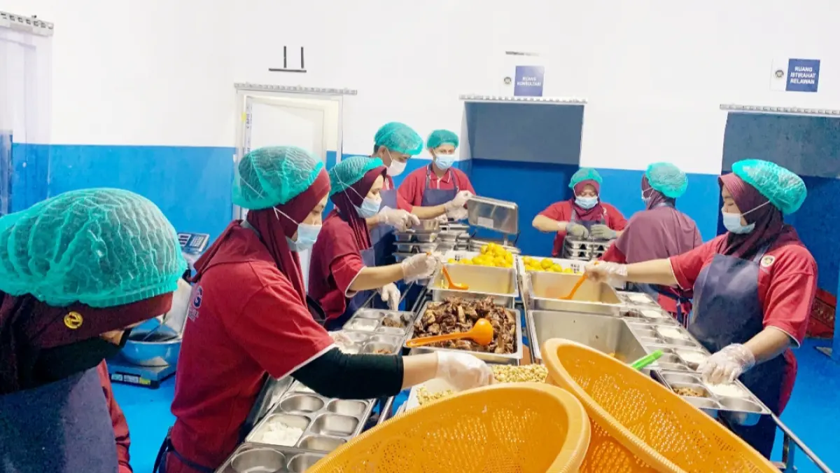 Penggunaan APD seperti penutup kepala, masker, apron, dan sarung tangan steril dijadikan SOP mutlak bagi pekerja di SPPG Karang Bongkot.