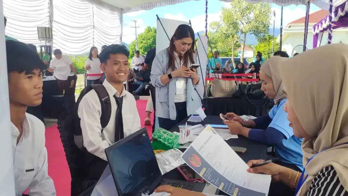 PERKUAT KUALITAS: Para pencari kerja mengikuti job Fair di halaman Kantor Disnaker-PTSP Lombok Utara, beberapa waktu lalu.