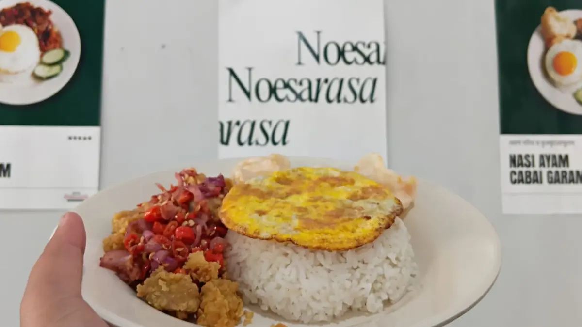 PILIHAN BARU: Salah satu menu yang ada di Noesarasa seberang SMKN 4 Mataram. (NURUL/LOMBOK POST)