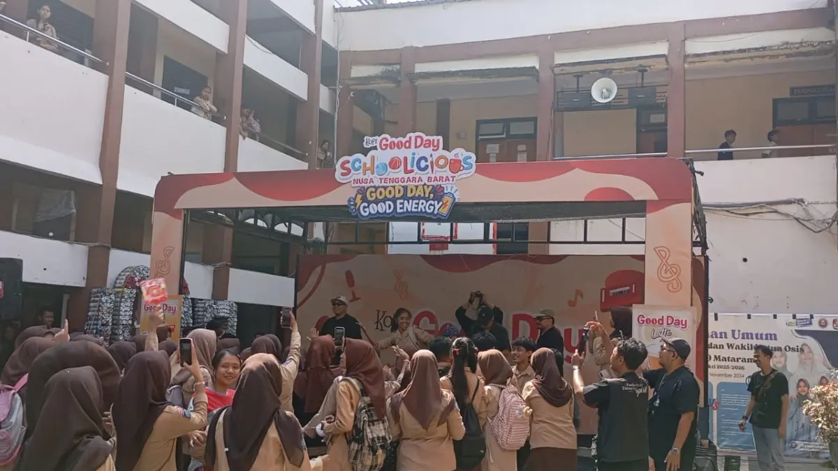 RAMAH ANAK: Siswa SMAN 9 Mataram menyaksikan hiburan di sekolah setempat, belum lama ini. Sekolah ini meneguhkan SRA, siswa bebas dari kekerasan dan perundungan.