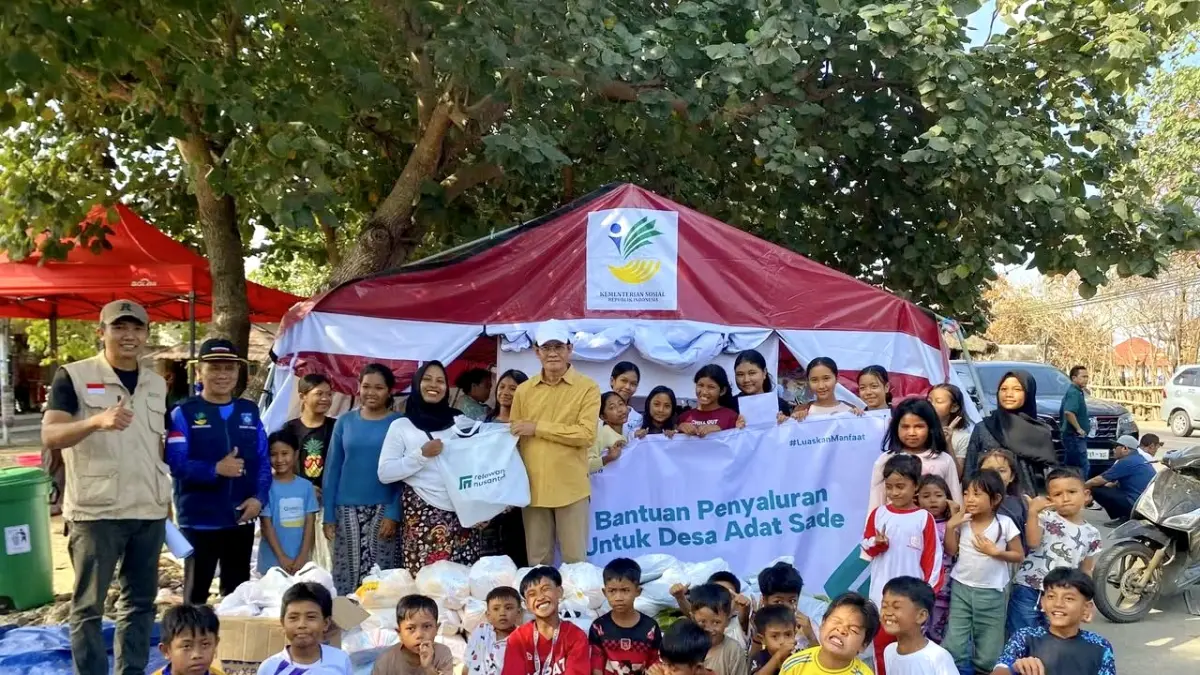 SEMANGAT BELAJAR: Wakil Bupati Loteng M Nursiah berfoto bersama anak-anak korban kebakaran Sade usai membagikan bantuan perlengkapan sekolah, di posko Desa Wisata Sade, Dusun Sade, Desa Rembitan, Pujut, Lombok Tengah, Sabtu (12/9).