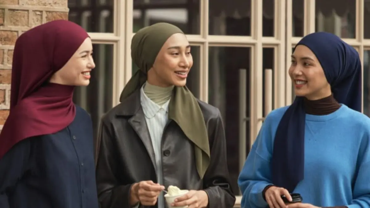 UNIQLO Hijab hadir dengan tiga pilihan utama yang memiliki karakter material berbeda: Hijab AIRism Proteksi Sinar UV, Hijab Satin, dan Hijab Georgette. (ist)