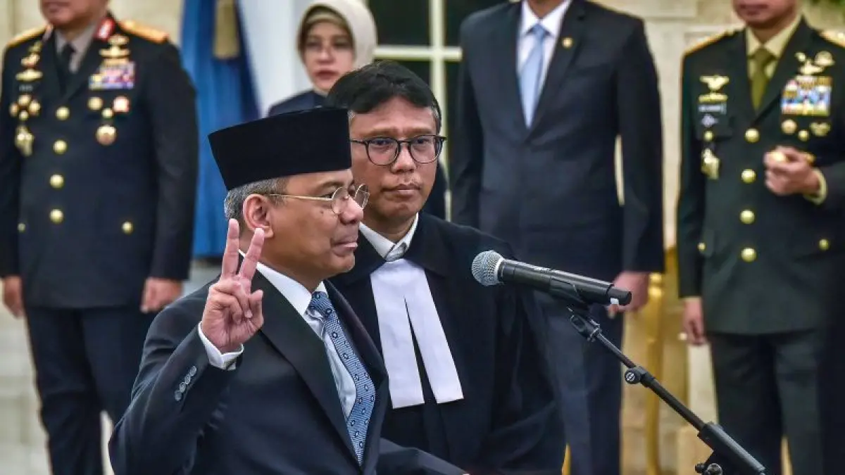 LANTIK: Menteri Keuangan yang baru Suahasil Nazara (kiri) mengangkat tangannya saat mengucapkan sumpah jabatan ketika dilantik di Istana
Kepresidenan di Jakarta, Senin (14/9). Presiden Prabowo Subianto mencopot Menteri Keuangan Purbaya Yudhi Sadewa dari jabatannya dan
menunjuk wakilnya sebagai menteri baru.