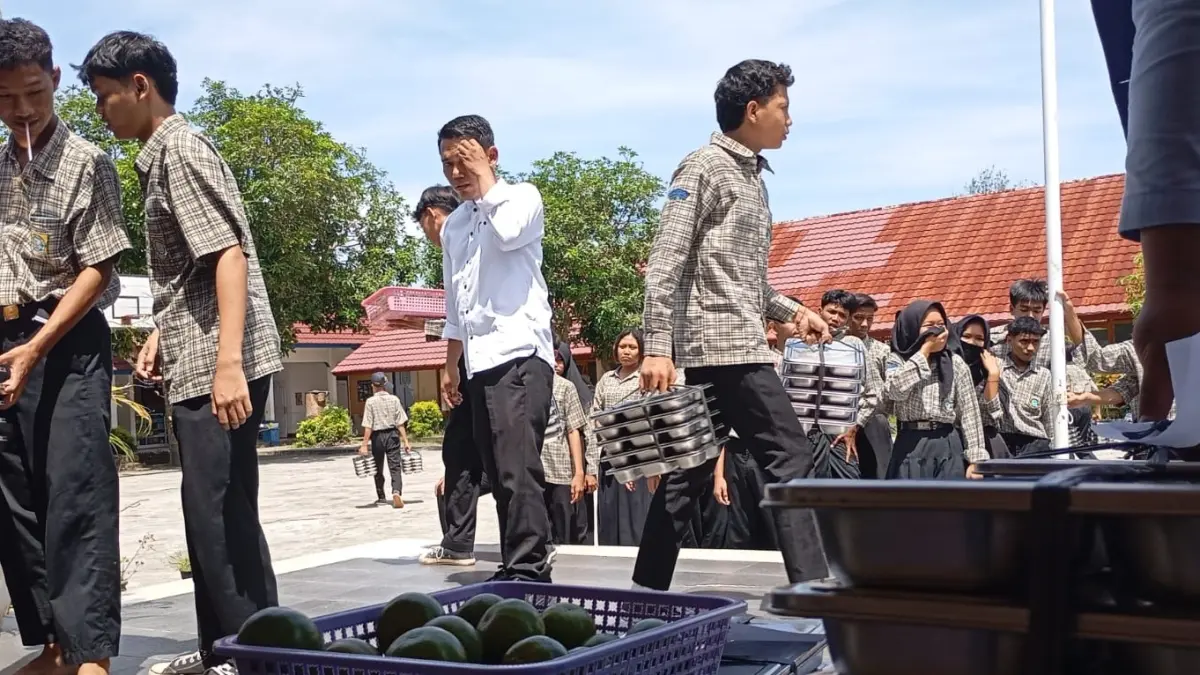 AMBIL MAKANAN: Siswa SMPN 17 Mataram saat mengambil MBG untuk dibawa ke ruang kelas di sekolah setempat, belum lama ini.
