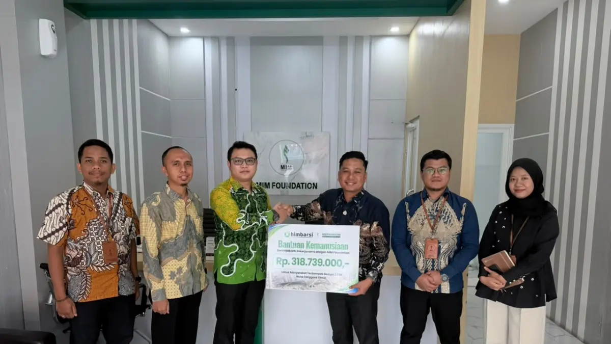 BANTU SESAMA: Pengurus DPP HIMBARSI menyerahkan bantuan Rp 318,739 juta kepada MIM Foundation untuk mendukung pemulihan masyarakat terdampak gempa NTT, Rabu (9/9).