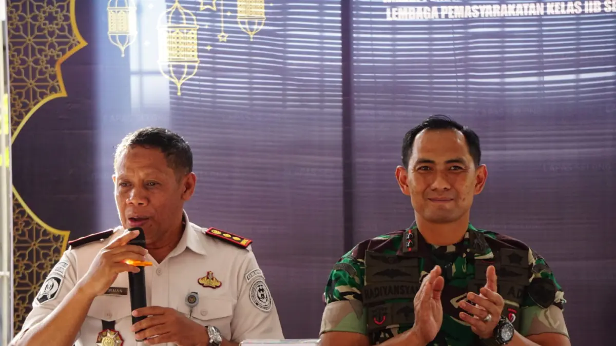 BERIKAN SEMANGAT: Dandim 1615/Lotim Letkol Inf. Hadiyansyah memberikan arahan dan semangat kepda warga binaan di Lembaga Pemasyarakatan (Lapas) Kelas II B Selong saat kunjungan.