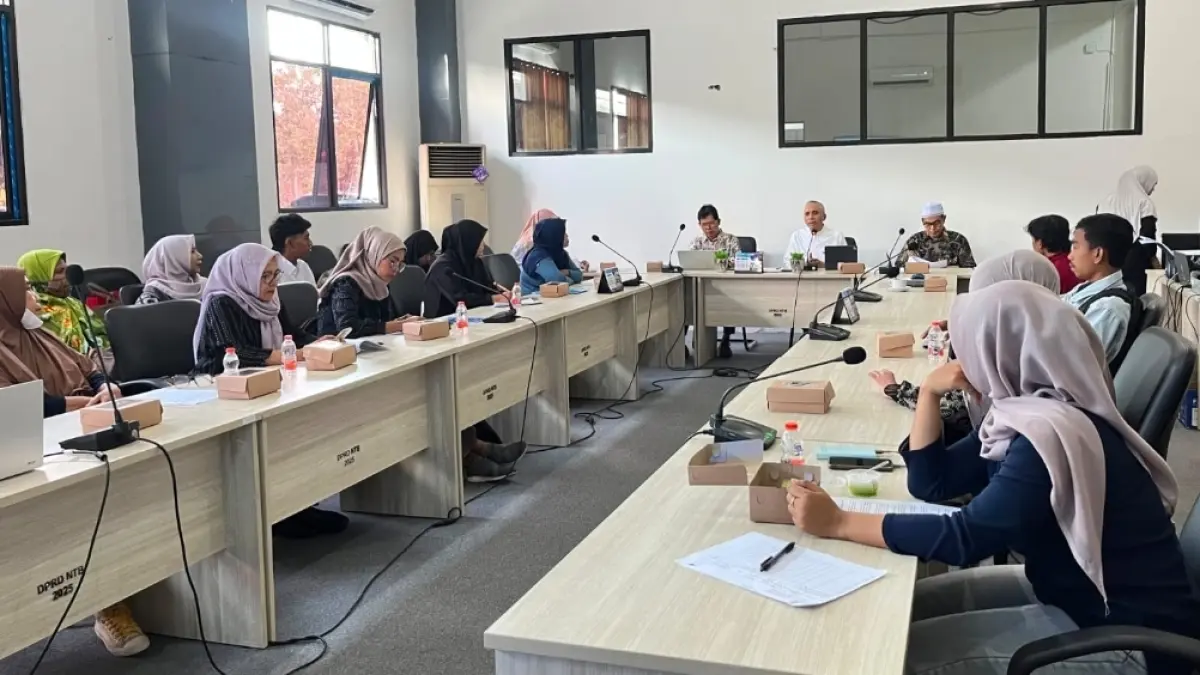 Desak Raperda PMI NTB Berperspektif Gender, Solidaritas Perempuan Mataram Serahkan Counter Draft ke DPRD.