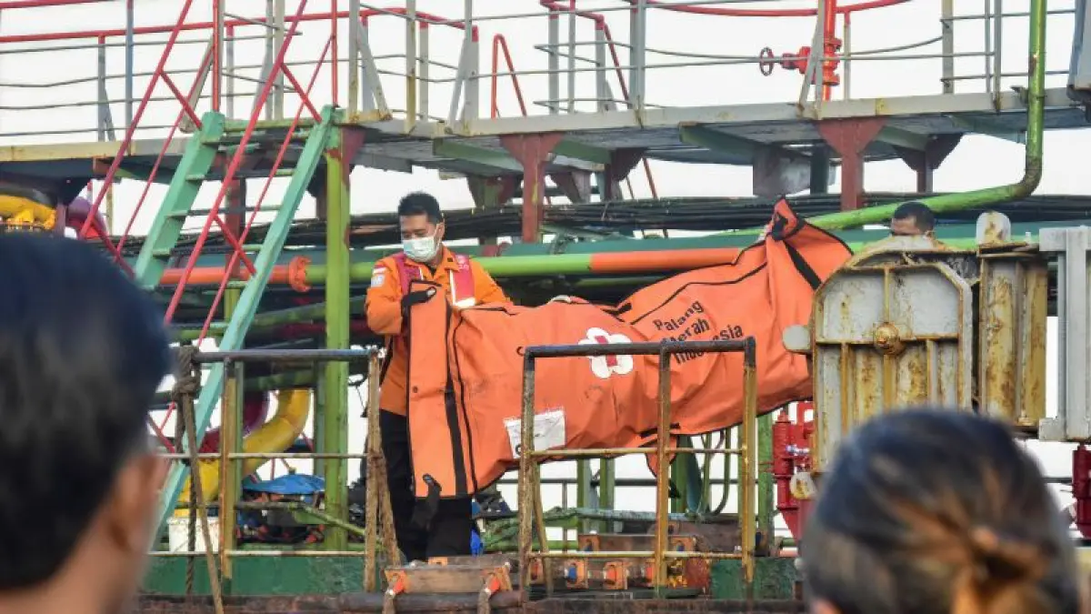 EVAKUASI: Tim SAR membawa kantong jenazah korban KM Virgo Transport 8 yang
terbalik di Laut Jawa, Senin (14/9)