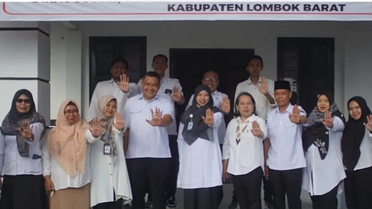 KEMUDAHAN LAYANAN: Pemkab dan Dinsos Lobar komitmen berikan kemudahan layanan di lapangan. (PROKOPIM LOBAR FOR LOMBOK POST)