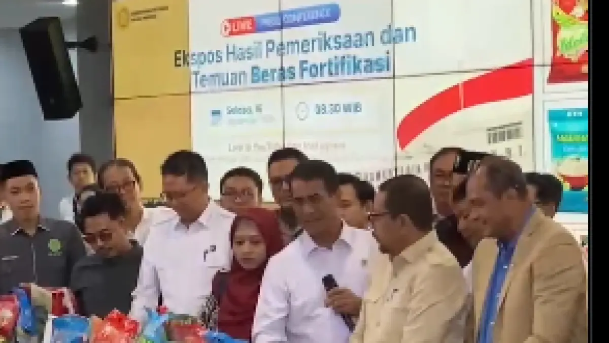 Menteri Pertanian Andi Amran Sulaiman saat mengungkap temuan 25 merek beras yang diduga tidak memenuhi standar fortifikasi, Selasa (15/9/2026).