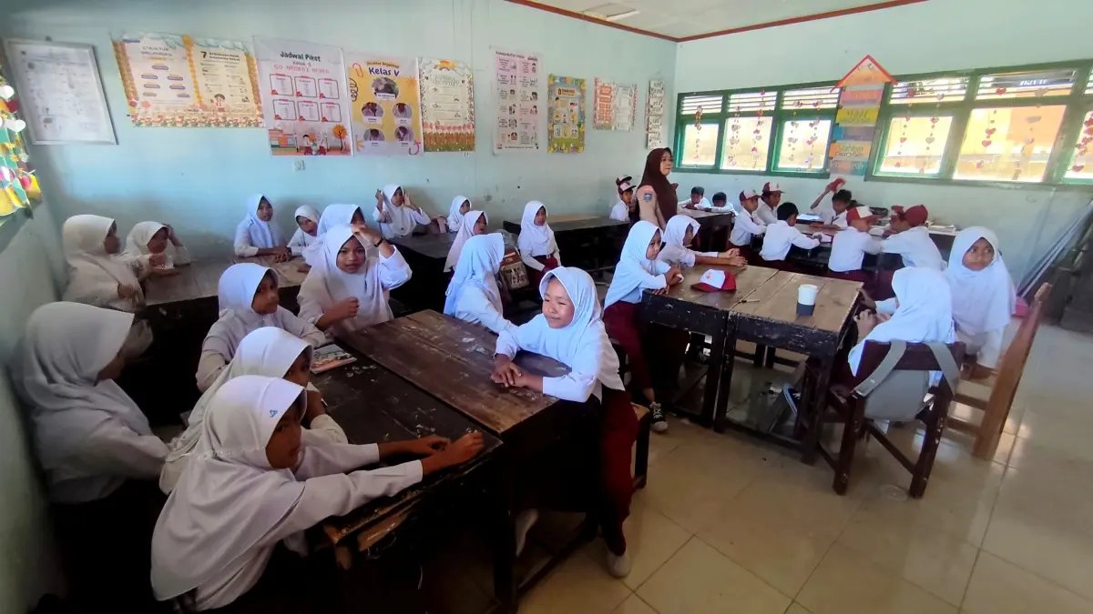 Para murid mengikuti kegiatan belajar mengajar di dalam kelas di SDN Beber, Desa Beber, Batukliang, Loteng, Senin (14/9). Sivitas akademika SDN Beber menolak paket MBG.