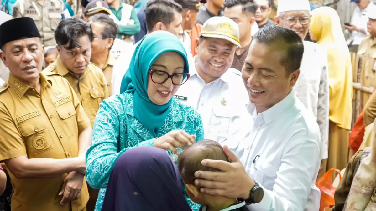 GENERASI NTB: Gubernur NTB Lalu Muhamad Iqbal didampingi Ketua Tim Pembina Posyandu NTB Sinta Agathia Iqbal ikut memberikan imunisasi secara simbolis, saat pemantauan kasus stunting di Desa Nggembe, Bima, beberapa waktu lalu. (BIRO UMUM DAN ADPIM SETDA NTB FOR LOMBOK POST).