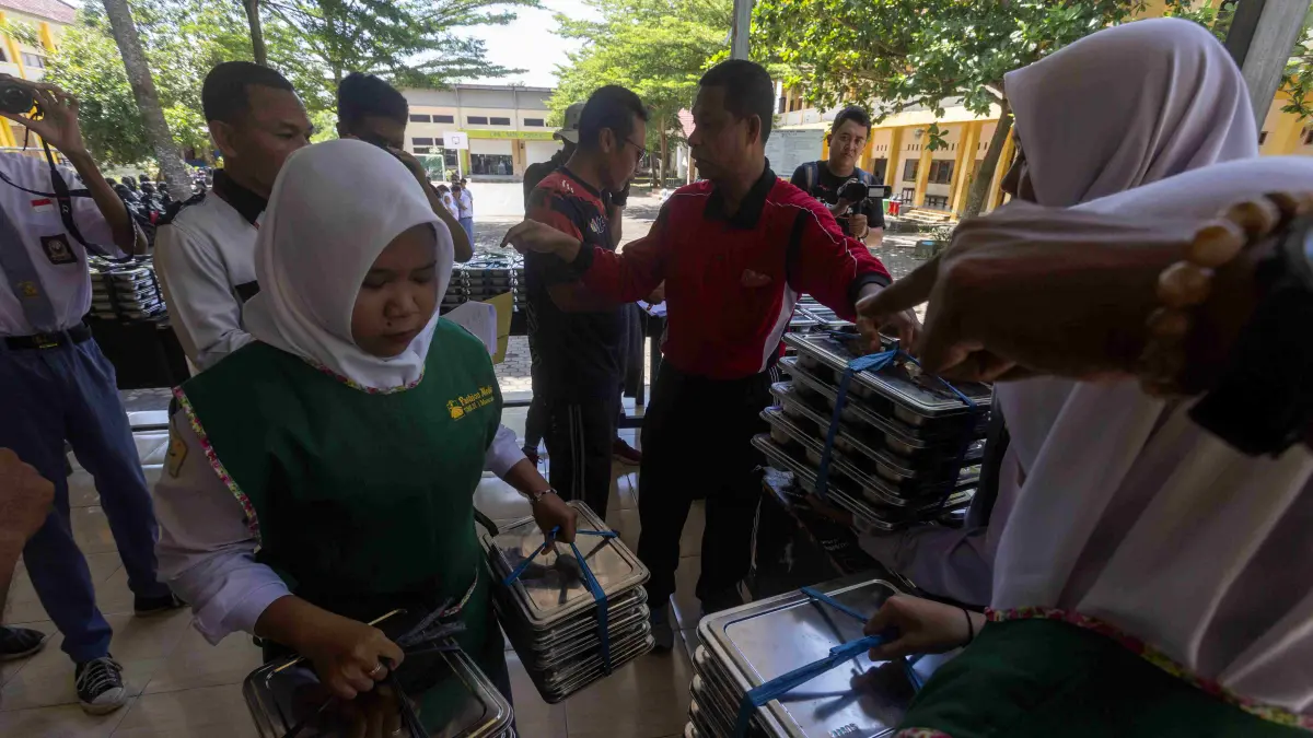 PROSES DISTRIBUSI: Proses penyaluran MBG di SMKN 1 Mataram, beberapa waktu lalu. (IVAN/LOMBOK POST)