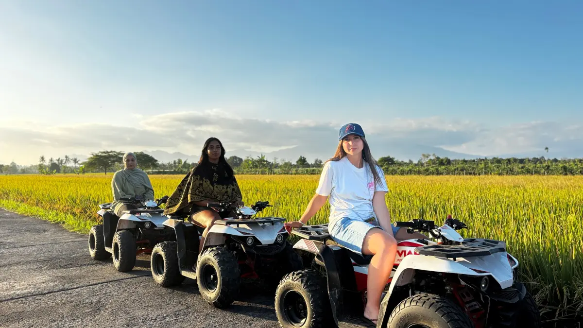 Tiga orang wisatawan saat berkeliling menikmati suasa Desa Wisata Hijau Bilebante di Desa Bilebante, Pringgarata, Lombok Tengah, beberapa waktu lalu.