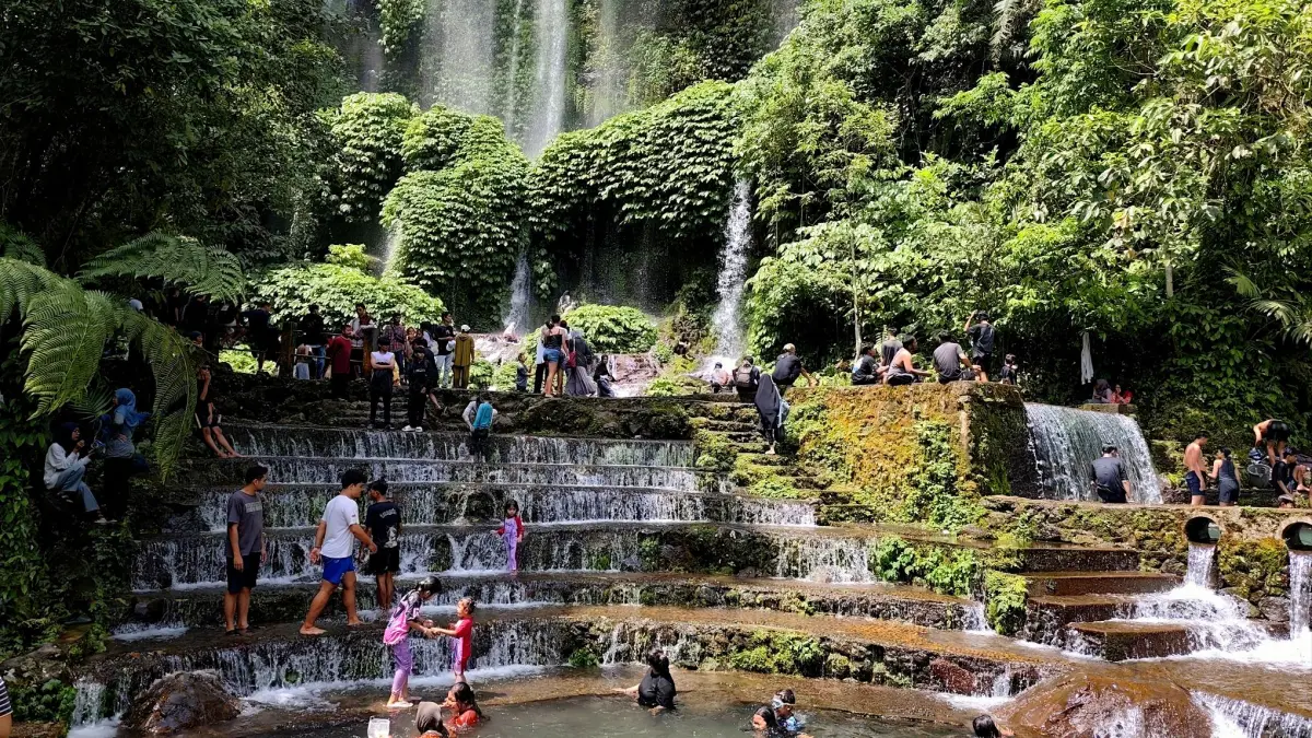 Wisatawan lokal saat menikmati kesegaran air alami di Air Terjun Benang Kelambu, Lombok Tengah.