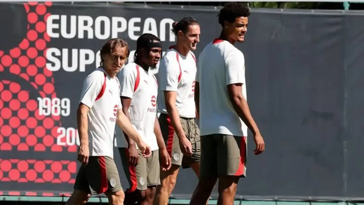 BERSAMA: Para pemain AC Milan dalam sebuah sesi latihan. (Istimewa)