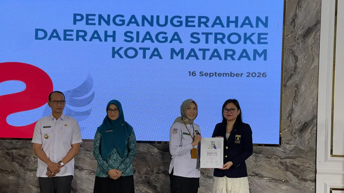 Direktur RSUD H. Moh. Ruslan Kota Mataram dr. Hj Eka Nurhayati menerima penghargaan dari ENGLE Initiative.