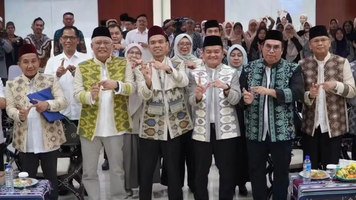 FOTO BERSAMA: Pimpinan UT bersama Ustadz Abdul Somad pada tasyakuran Dies Natalis Universitas Terbuka ke-42 di UT Mataram, Senin (14/9).