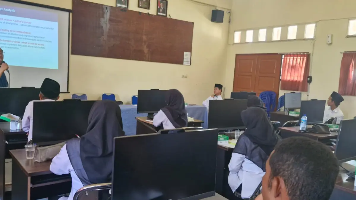 PEMBELAJARAN TEKS EKSPOSISI: Narasumber PkM FKIP Universitas Mataram Prof Kamaludin Yusra menyampaikan materi pembelajaran teks eksposisi berbasis Deep Learning berorientasi CEFR kepada guru-guru Bahasa Inggris SMA/SMK/MA negeri dan swasta se-Lombok Barat di MAN Lombok Barat, Selasa (15/9).