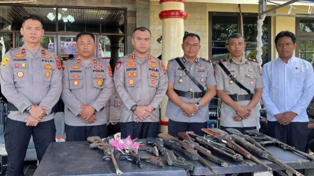 Kapolres Bima AKBP Muhammad Anton Bhayangkara Gaisar (tiga kiri) menunjukan barang bukti senpi rakitan yang disita dari warga di mapolres setempat, Selasa (15/9).