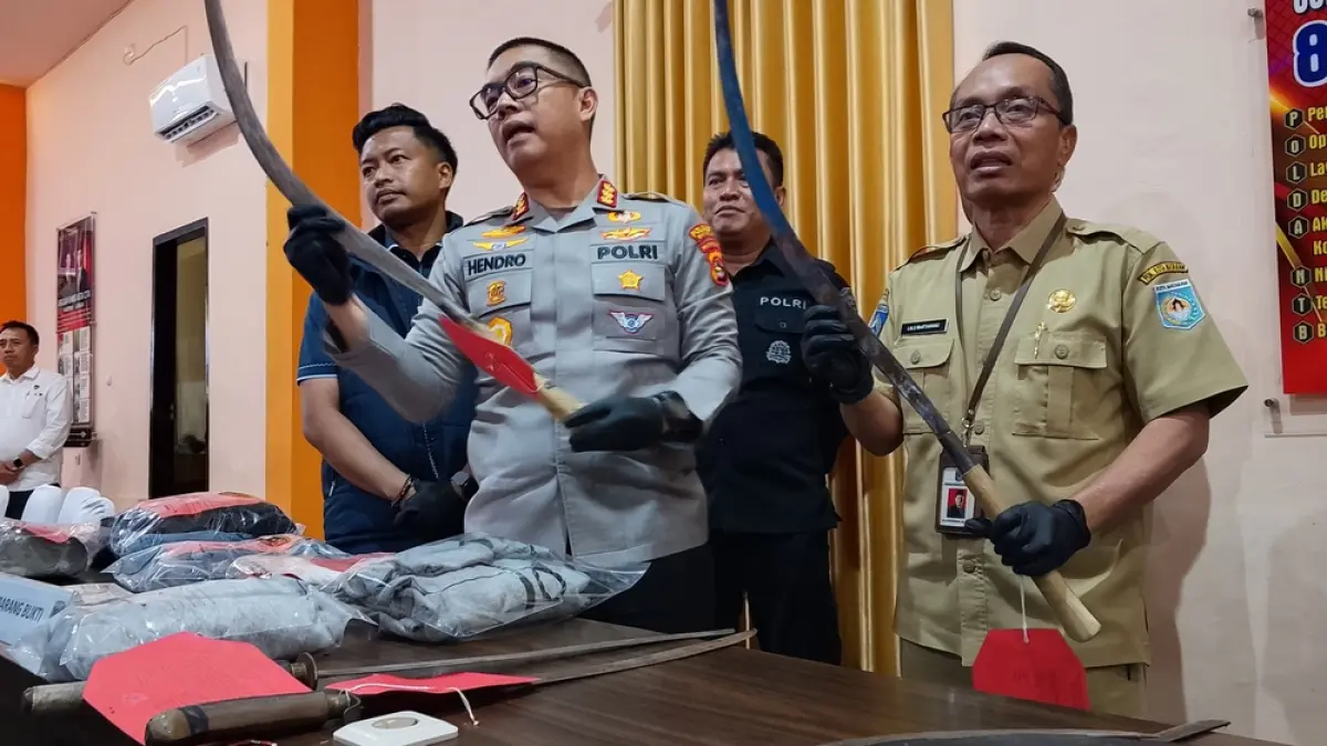 Kapolresta Mataram Kombes Pol Hendro Purwoko menunjukkan bukti Sajam yang digunakan para remaja saat konvoi di Mapolresta Mataram, Selasa (15/9).