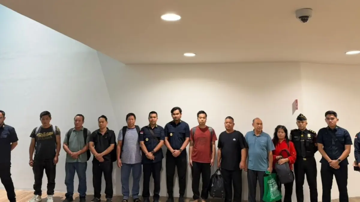 Petugas Kantor Imigrasi Kelas II TPI Sumbawa me deportasi delapan WNA China di BIZAM, beberapa hari lalu. (Dok Kantor Imigrasi Kelas II TPI Sumbawa)