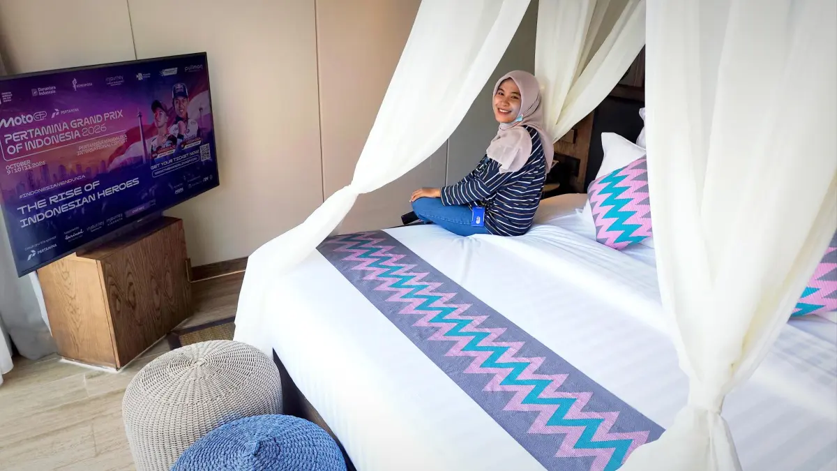 TARIF KAMAR HOTEL: Seorang pengunjung menikmati salah satu fasilitas kamar Beach Villa yang ada di Pullman Lombok Merujani Mandalika Beach Resort, beberapa waktu lalu. Jelang MotoGP, Gubernur NTB mencabut Pergub Nomor 7 Tahun 2022 tentang Peraturan Tarif Kamar Hotel.