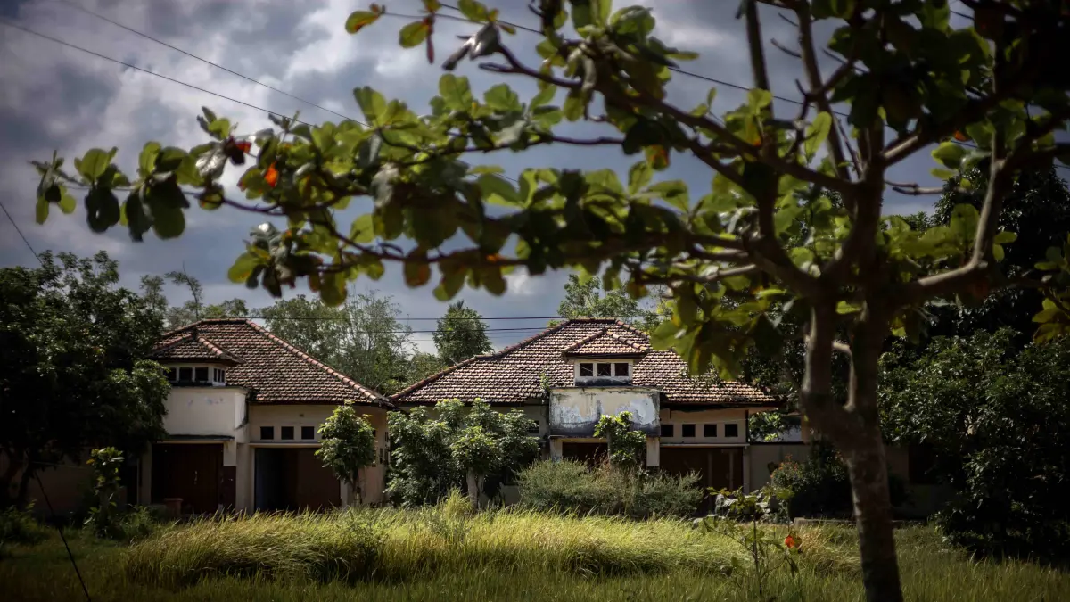 Rumah dinas DPRD NTB yang menunggu pemenang lelang untuk segera dibongkar. (IVAN/LOMBOK POST)