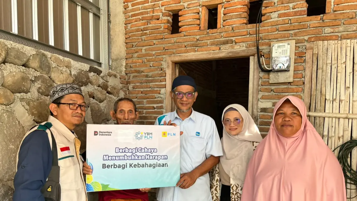 Salah satu keluarga di Desa Nijang, Kecamatan Unter Iwis, Sumbawa, menerima sambungan listrik gratis dari PLN UP3 Sumbawa.