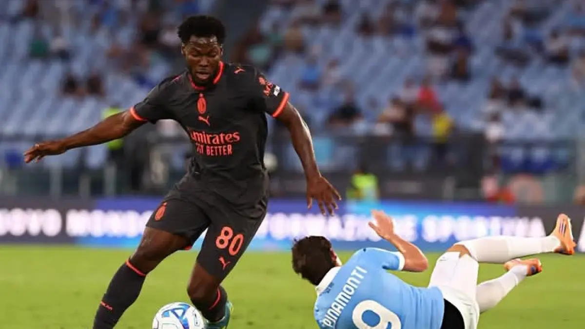 TANGGUH: Pemain AC Milan Yunus Musah menggiring bola melewati pemain Lazio. (Istimewa)