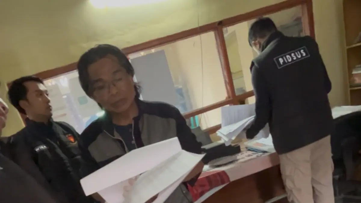 Tim dari Kejari Lotim menggeledah kantor Desa Kota Raja di Kecamatan Sikur, Lotim, Senin (14/9) lalu.