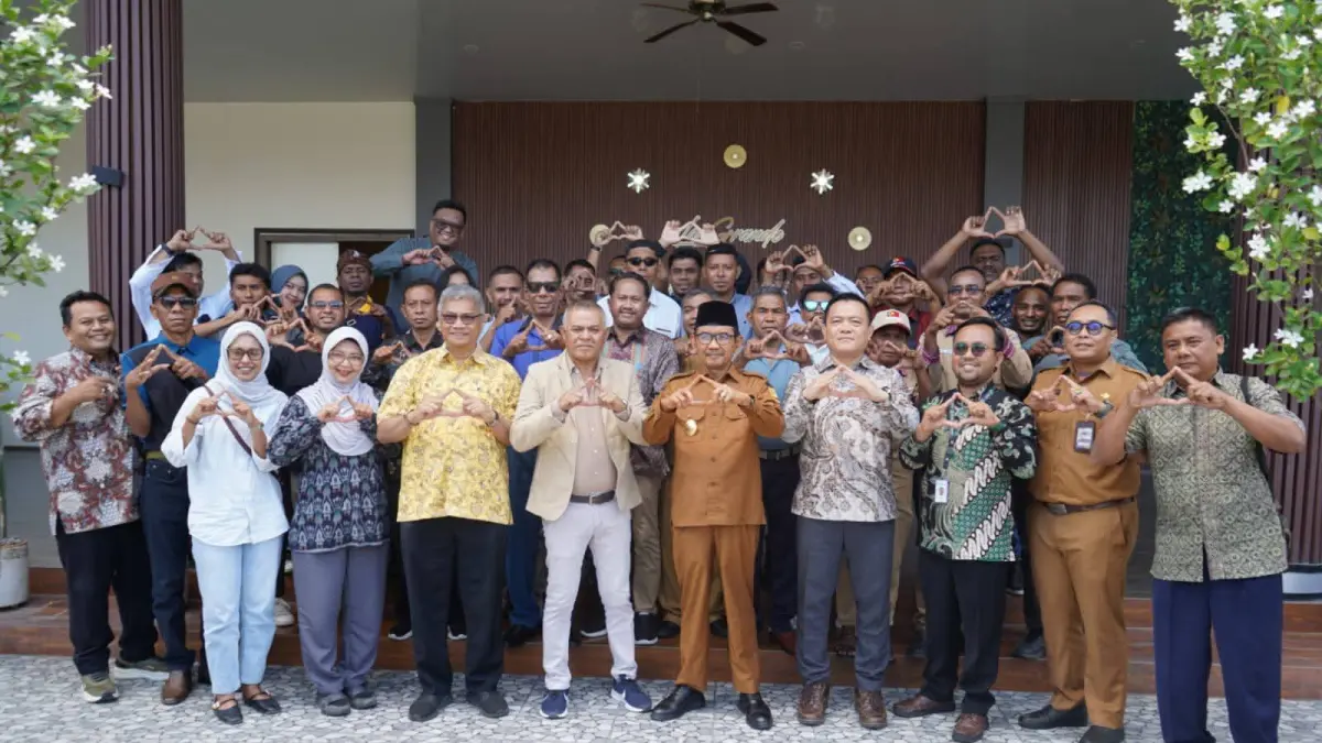 Wabup Sumbawa Mohamad Ansori berfoto bersama usai menghadiri kegiatan The Regional Exchange di aula Sumbawa Grand Hotel, Selasa (15/9).