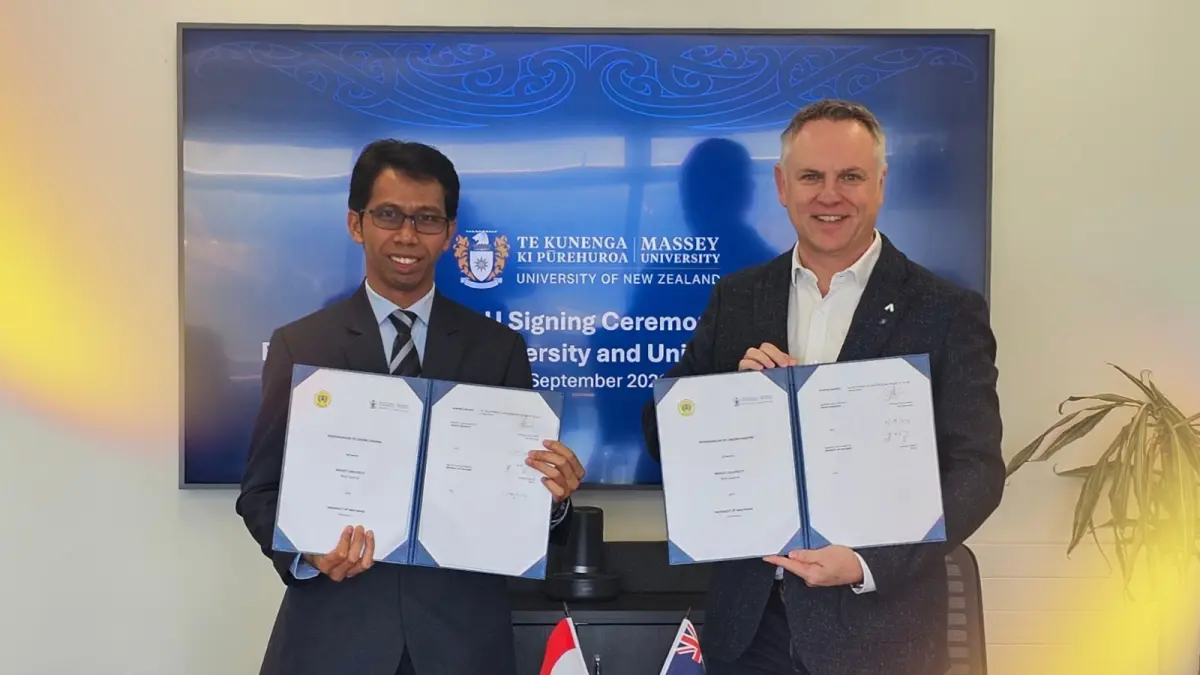 KOLABORASI INTERNASIONAL: Rektor Unram Prof Sukardi (kiri) menunjukkan MoU dengan Massey University, New Zealand bidang food security dan food safety dengan memanfaatkan pengalaman Unram melalui proyek IFSCA di Massey University, New Zealand, Selasa (15/9) lalu.