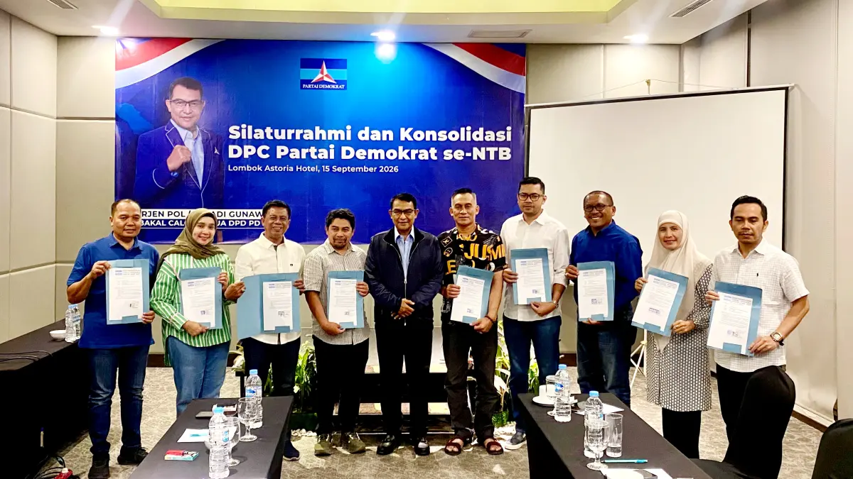 DAPAT DUKUNGAN: Mantan Kapolda NTB Irjen Pol (Purn) Hadi Gunawan bersama jajaran pengurus DPC Partai Demokrat kabupaten/kota se-NTB dalam silaturahmi di Hotel Lombok Astoria, Mataram, Selasa malam (15/9). Sepuluh DPC menyatakan dukungan terhadap Hadi untuk memimpin DPD Demokrat NTB.