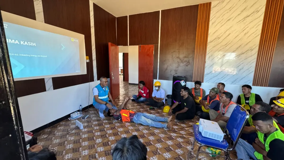 Team Leader Keselamatan, Kesehatan Kerja, Lingkungan, dan Keamanan UPP Nusra 2 Didik Agus Sudarwanto (kiri) memberikan pemaparan mengenai prosedur tanggap darurat gempa bumi kepada personel di Site Project PLTP Ulumbu Unit 5, sebagai bagian dari rangkaian simulasi kesiapsiagaan menghadapi kondisi darurat.
