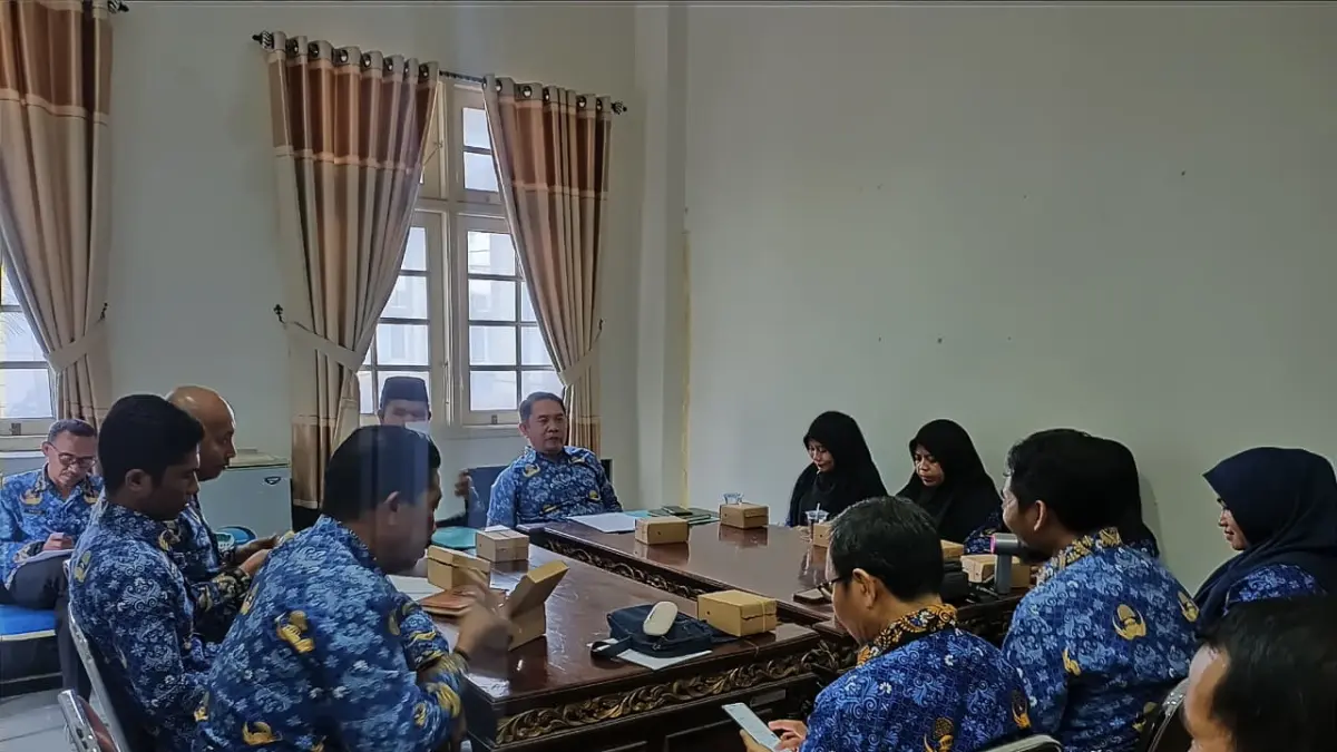 Asisten II Setda Kota Bima Supratman mempersiapkan sosialisasi dan Bimtek pengelolaan aplikasi e-BLUD di ruang rapat asisten, Kamis (17/9).