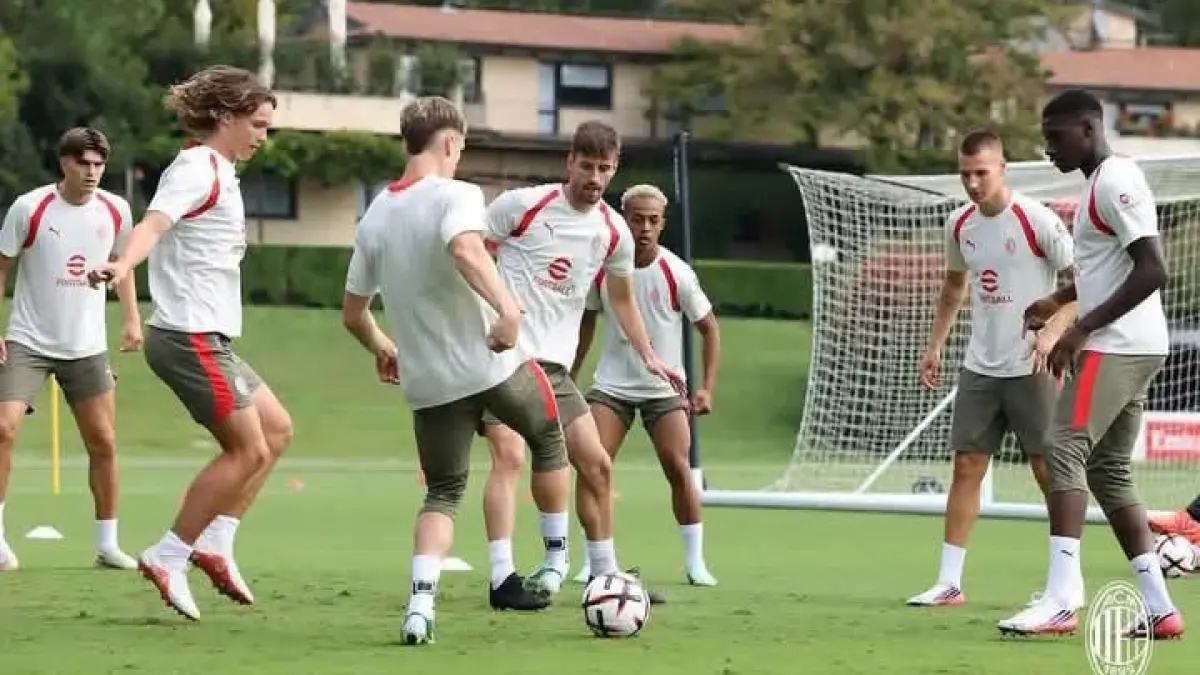 BERLATIH BERSAMA: Momen skuad AC Milan berlatih sebelum laga kontra Benfica. (Istimewa)