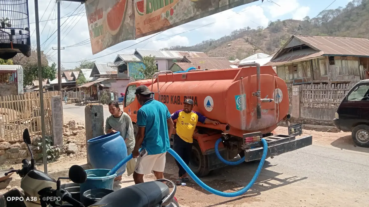 KEBUTUHAN DASAR: Petugas BPBD Kabupaten Bima mendistribusikan air bersih, ke warga terdampak kekeringan, beberapa waktu lalu. (BPBD NTB FOR LOMBOK POST)