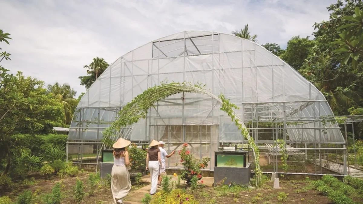 KUNJUNGI: Wisawatan mengunjungi ecofarm yang dimiliki Holiday Resort&nbsp;Lombok, beberapa hari lalu. (IST)