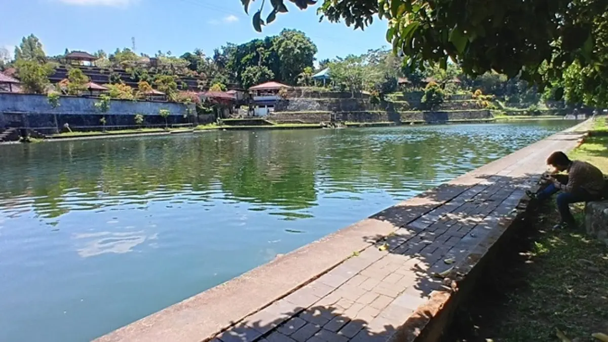 MENIKMATI: Beberapa pengunjung menikmati keindahan Taman Narmada, Rabu (16/9). (NURUL/LOMBOK POST)