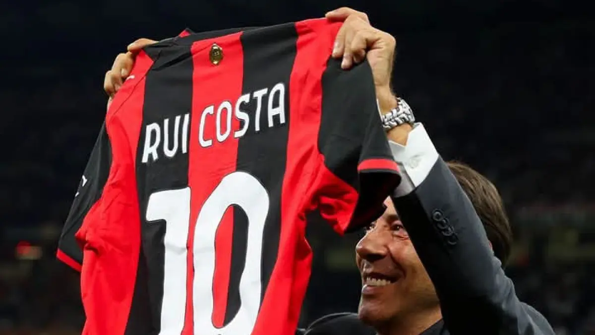 NOSTALGIA: Manuel Rui Costa saat menyapa fans AC Milan di San Siro, dia datang sebagai presiden Benfica. (Istimewa)