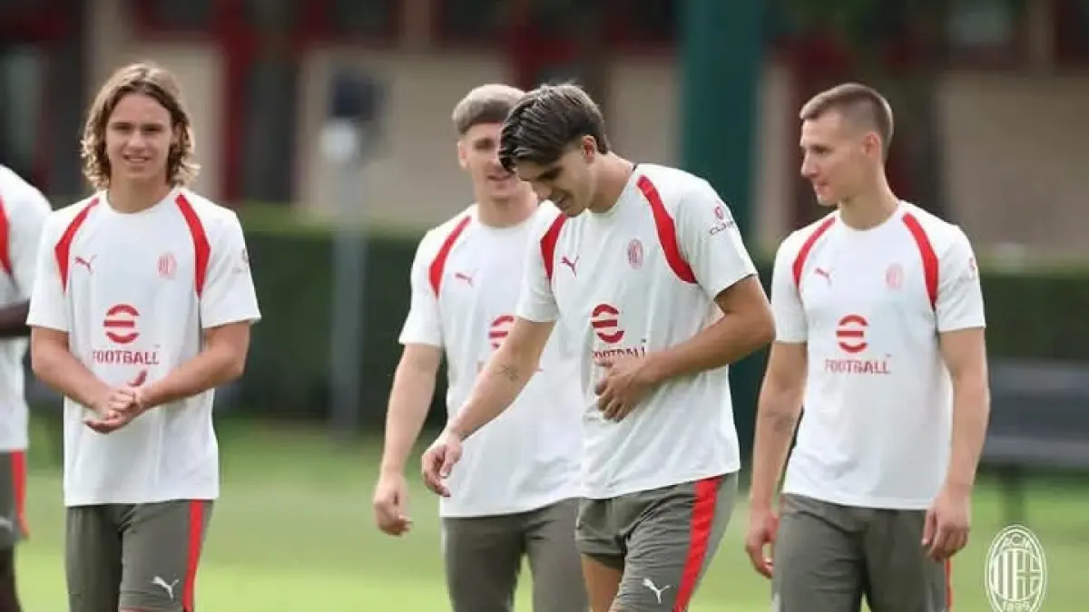 PEMANASAN: Para pemain AC Milan dalam salah satu sesi latihan klub. (Istimewa)