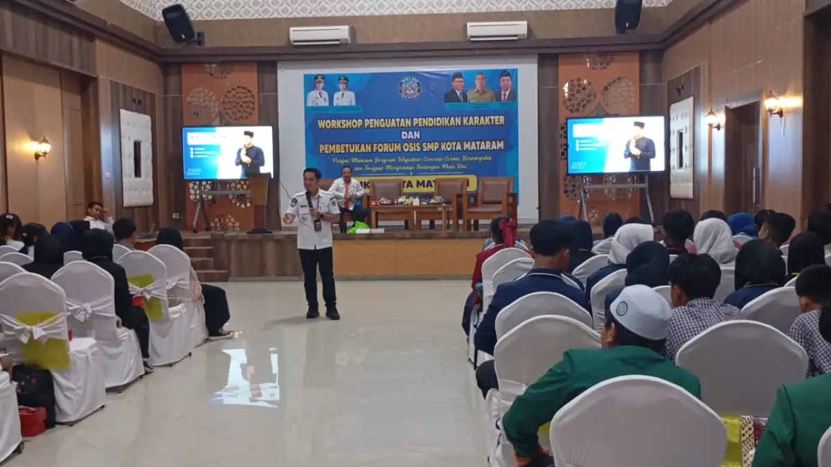 PENGUATAN KARAKTER: Camat Sekarbela Arif Satriawan (berdiri) menjadi pematari dalam workshop penguatan pendidikan karakter dan pembentukan Forum OSIS SMP Kota Mataram di Hotel Lombok Vaganza, Rabu (16/9).
