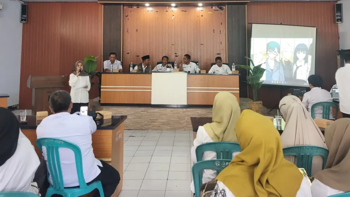 Puluhan mantan kepsek menyampaikan tuntutan saat diundang Dikbudpora Dompu di aula dikbudpora setempat, Rabu (16/9).